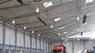 Leichtbauhalle mit dezentral installierten Einzelstrahlern. (Bild: Vacurant)