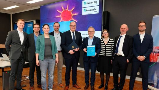 Von links: Projektleiter Alexander Neuke und Andreas Vogelpoth (ILT), Dr. Marlene Eisenträger (VDI/VDE), Prof. Dr. Jan Sehrt (Lehrstuhl für Hybride Additive Fertigung der Ruhr-Universität Bochum), Parlamentarischer Staatssekretär BMFTR Matthias Hauer, Dr. Jochen Stollenwerk (Institutsleiter ILT), Anne-Kathrin Richter (BMFTR), Dr. Gunther Kolb, Geschäftsbereichsleiter Dezentrale und Mobile Wasserstofftechnik (Fraunhofer IMM), und Dr. Tim Lantzsch, Abteilungsleiter LPBF am ILT.(Bild:  Fraunhofer ILT)