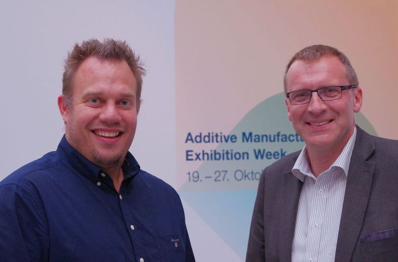 Patrik Högger (links) und Andreas Schachtner sensibilisieren Designer, Konstrukteure und Fertigungsmitarbeiter bei der Bühler AG für die Vorteile des Additive Manufacturing.  (Konrad Mücke SMM)