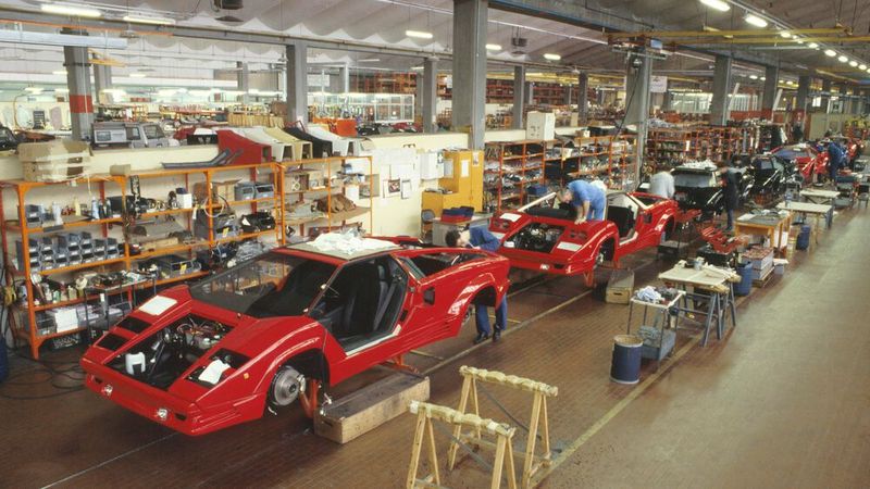 Großes Aufsehen erregte Lamborghini aber erst mit dem 1966 vorgestellten Miura, der sich – je nach Quelle – mit seinen 385 PS in der stärksten Version der 300-km/h-Marke näherte. Seit dem Miura tragen nahezu alle Sportwagen-Modelle die Namen von berühmten spanischen Kampfstier-Zuchten oder einzelnen Kampfstieren. (Bild: Lamborghini)