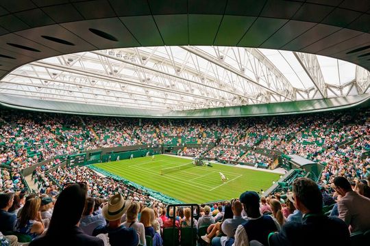 Im Rahmen des kommenden Wimbledon-Tourniers haben IBM und der All England Lawn Club eine Kooperation gestartet. Bei dieser soll es mithilfe von generativer KI mehr übertragbare Spiele geben sowie personalisierte Berichte über das berühmte Tennismatch. Hier mehr dazu ...(Bild:  AELTC/B. Queenborough)