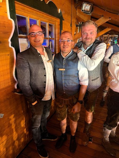 Alle Guten Dinge sind 4, (v. l.) Helge Scherff und Thomas Henk (r., Exclusive Networks) feiern mit Werner Wolpertinger (Infoblox). (Bild: Vogel IT-Medien)
