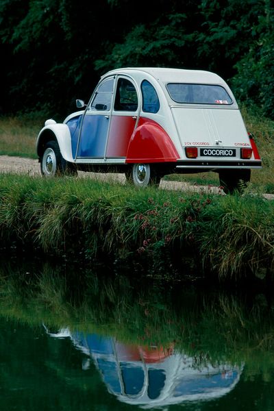 Abgesehen von der äußerlichen und innerlichen Farbgebung unterschied sich die Austattung fast nicht von einem Serien-2CV – von den Edelstahlradkappen der Dyane 6 abgesehen. (Bild: Citroën)