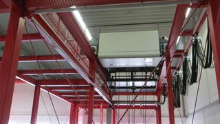 Jede Art von Kran- und Hebetechnik in der Trainingshalle hautnah erleben: Am Smarton von Konecranes erfahren Schulungsteilnehmer wie ein moderner Prozesskran funktioniert und wie vielfältig seine Komponenten konfigurierbar sind. (Bild: Sonnenberg)