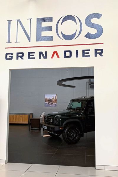 Von außen klar zu erkennen: die Ineos Lounge in der Bremer Föhrenstraße (Bild: Woltmann-Gruppe)