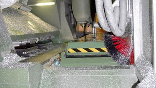 Mit Luftklingen wird der Bereich der Maschinenköpfe und des Bewegungsportals von Aluminiumspänen frei gehalten. (Archiv: Vogel Business Media)