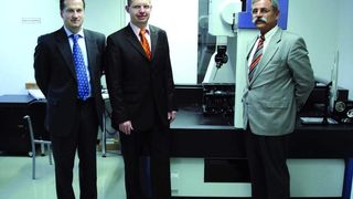 Renishaw hat Qualis Service übernommen. Im Bild (v.l.n.r.): Rainer Lotz, Geschäftsführer Renishaw, Jürgen Fey, Technical Service Manager, und Emil Hasfeld, Produkt Manager CMM.Bild: Renishaw (Archiv: Vogel Business Media)