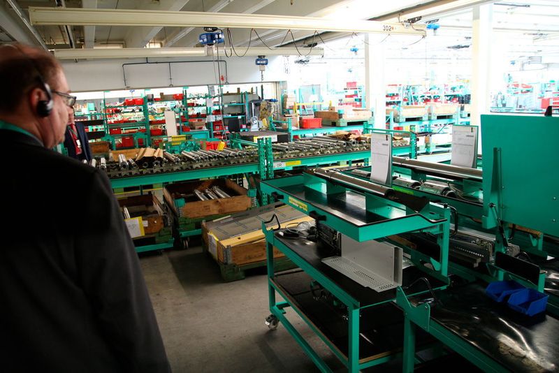 Ab hier beginnt der Rundgang durch die Arburg-Fertigung und -Montage sowie durch die neue Halle 22, bei der schon jetzt nichts mehr an den feierlichen Vorabend erinnert, sondern die tägliche Geschäftigkeit Einzug gehalten hat - schwäbisch effektiv und präzise, wie das Werk einer Kuckucks-Uhr eben... (Königsreuther)