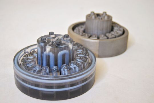 Speedpart kennt sich aus, wenn es um den 3D-Druck für den Werkzeug- und Formenbau geht – etwa für konturnahe Kühlsysteme in Spritzgießwerkzeugen. Rechts: Werkzeugeinsatz additiv gefertigt per DMLS. Links: Polyjet-Modell zur Visualisierung der innenliegenden Temperierkanäle.(Bild:  Speedpart)