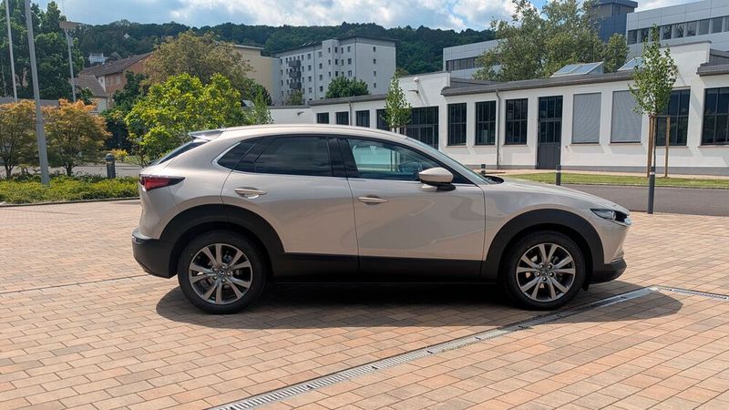 2. Die Maße: Das Kompakt-SUV ist 4,4 Meter lang, 1,8 Meter breit und 1,5 Meter hoch. Der Radstand beträgt 2,7 Meter. Mit 10,6 Metern weist der CX-30 für ein SUV einen angenehm kleinen Wendekreis auf. (Bild: Simon – VCG)