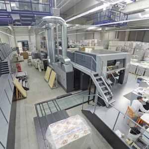 70 bis 100 kW/h spart Hepack ein, indem die Trockner an den Verpackungsdruckmaschinen mit Heißluft aus einem BHKW vorgeheizt werden und die Abwärme besser genutzt wird.