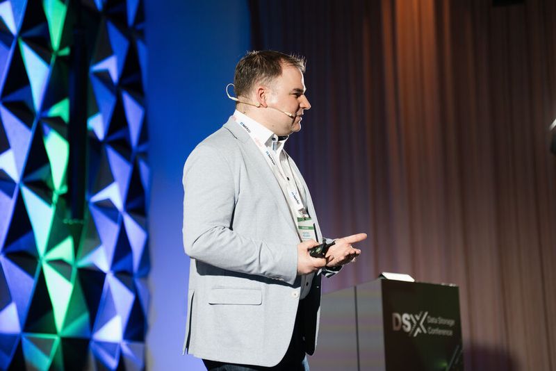 Manfred Helber ging im Thinktank unter anderem auf die hybride Zukunft ein. (Bild: Manuel Emme Fotografie/Vogel IT-Akademie)