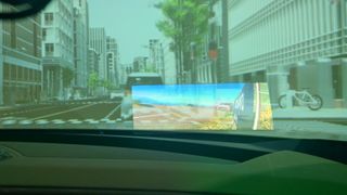 Zeiss und Tesa arbeiten zusammen an Techniken für Frontscheiben-Displays. Das Bild zeigt eine Anwendung der Technik von Hyundai Mobis. (Bild: Sven Prawitz)