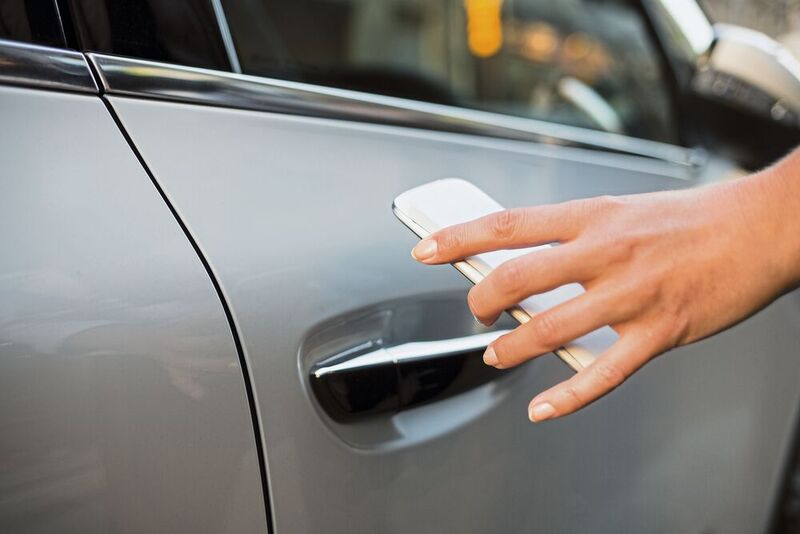 Die NFC-Funktion erlaubt das Öffnen des Fahrzeugs mit dem eigenen Smartphone. (Bild: ASAP | shutterstock_223922056_LDprod)