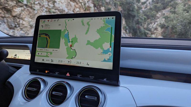 In der Mitte dominiert stets der 12,8-Zoll-Touchscreen. (Bild: Simon – VCG)