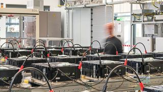 Die Batteriespeichersysteme von Tesvolt werden unter anderem von Handwerks- und Landwirtschaftsbetrieben und der Industrie eingesetzt.  (Bild: Helukabel / Armin Okulla)