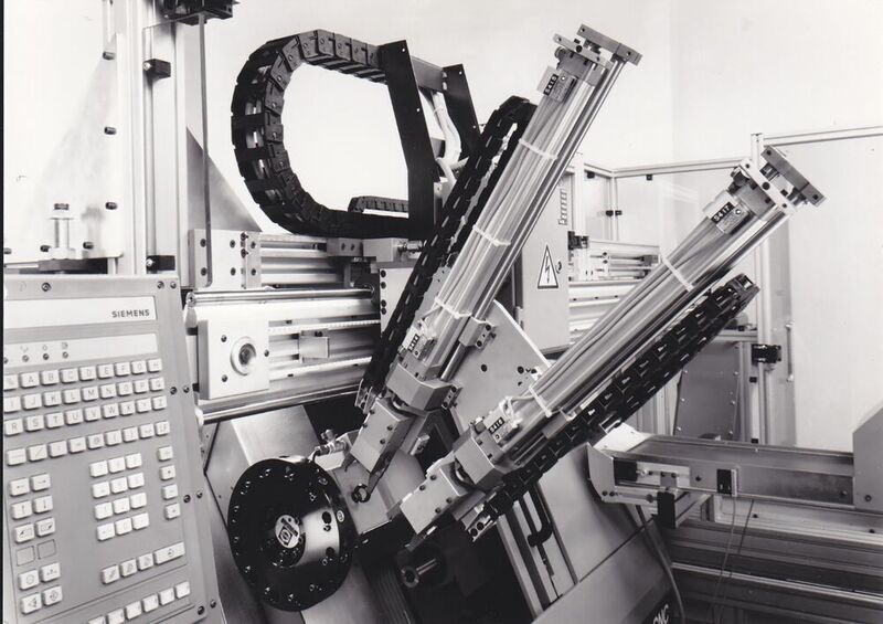 Im Jahr 1973 startete Stein mit dem Bau der ersten Be- und Entladegeräte für Bearbeitungsmaschinen.  (Stein)