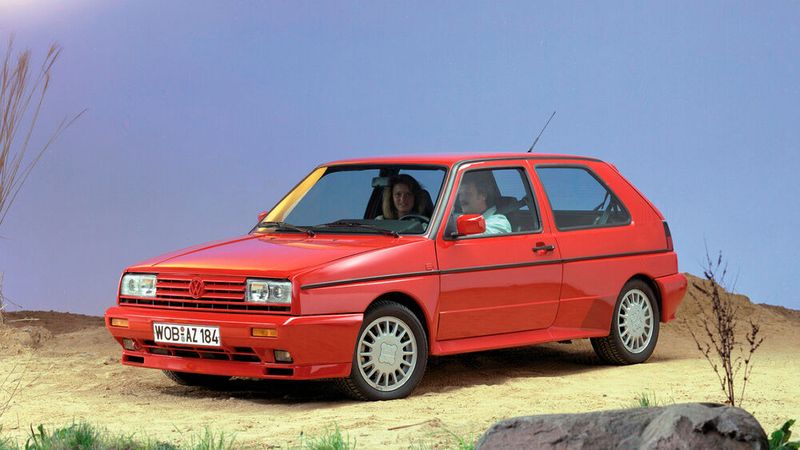 1989: Im März erfolgt der Serienstart des Golf G60 Rallye mit permanentem Allradantrieb und modifizierter Karosserie. Er verfügt über einem 1,8-Liter-Motor mit G-Spirallader und leistet 118 kW (160 PS). Das Sondermodell für den Straßenverkehr wurde als Homologationsmodell in den Jahren 1989 bis 1991 für den Rallyeeinsatz in einer Auflage von 5.000 Stück im VW-Werk Brüssel gebaut. Neben diesen baute VW auch eine niedrige einstellige Stückzahl mit dem 16V-G60-Motor, welcher auch im Golf Limited zum Einsatz kam. (Bild: Volkswagen AG)