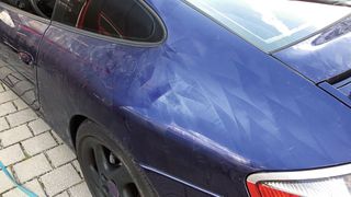 Vermutlich die Folge einer falschen vorherigen Lackreinigung: Diesen Zustand zu beseitigen, dauerte sechs Arbeitstage. (Bild: Fischer/Folienkonzept)