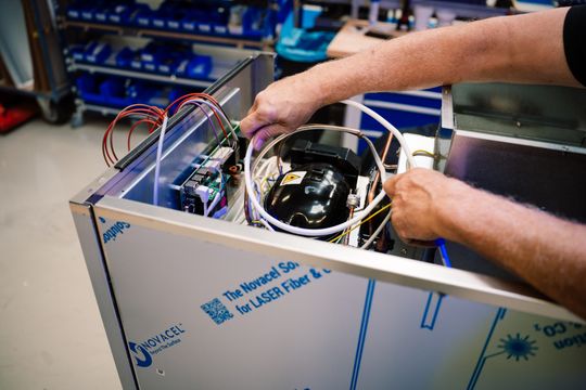 Fig. 4: Instalación de las tuberías de refrigeración(Bild:  Philipp Kirsch, S.L.)