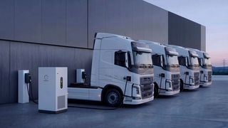 Der neue Speicher „sonnenPro Compact 261“ für drinnen und draußen eignet sich insbesondere für die Integration von Ladeinfrastruktur. (Bild: Sonnen)