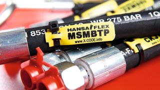 Mit dem Konfektionieren von Hydraulikschläuchen fing alles an. Im Bild eine moderne Hansa-Flex-Schlauchleitung mit X-Code. (Bild: Hansa-Flex)