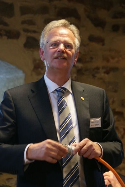 Siegbert Lapp, Vorstand der Lapp Holding: „In den Forschungslabors der Lapp Gruppe wird kontinuierlich an effizienteren Verbindungslösungen geforscht. Zwei der wichtigsten Themen, an denen im Moment geforscht wird und zu denen in den nächsten Jahren Standardprodukte auf den Markt kommen sollen sind die Erhöhung der Leitfähigkeit und eine deutliche Reduktion der Dicke der Isolationsmaterialien.“ (Bild: Ines Näther)