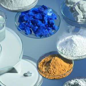 Auswahl an für die Keramikherstellung wichtigen Rohstoffen und Additiven. Für die Verarbeitung bringt Eirich zur Ceramitec 2022 produktive Misch- und Aufbereitungssysteme nach München, wie es heißt. (Eirich)