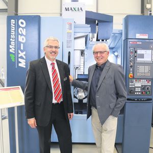 Der Gründer der Newemag AG Tony Huber gemeinsam mit Pirmin Zehnder vor einem Matsuura-BAZ. T. Huber: «Herr Zehnder hat die Newemag AG ausgezeichnet weiterentwickelt.»