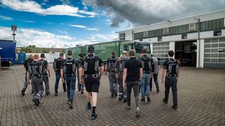 Zur Reduzierung körperlicher Belastungen und Förderung der Mitarbeitergesundheit führt MAN Exoskelette ein.  (Bild: MAN)