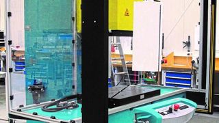 Ein tschechischer Automobilzulieferer clincht sogenannte Tank-Straps aus Blech. Ein neues Pressensystem von TOX Pressotechnik pusht dabei nun die Produktivität. (TOX)