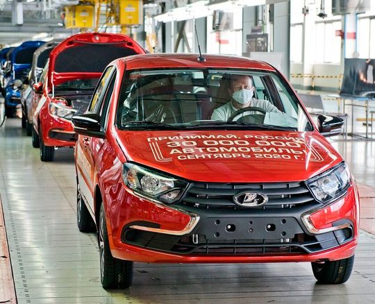Lada hat Ende September das 30-millionste Fahrzeug produziert: einen roten Granta mit der Sonderausstattung „Club“.(Bild:  Avtovaz)