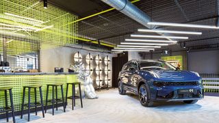 Ein Getränk an der Bar oder doch lieber eine Probefahrt? Im Hamburger Pop-up-Club von Lynk & Co ist beides möglich. (Bild: Lynk & Co)
