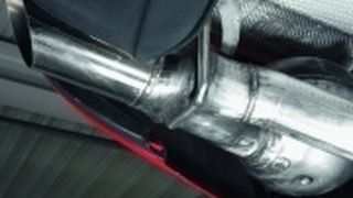 Der Active-Sound-Lautsprecher sitzt in einem Gehäuse direkt neben dem Abgasstrang.  (Foto: Eberspächer)