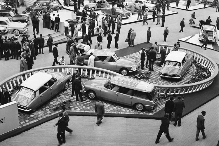 Legenden: Schon am Abend ihrer offiziellen Premiere auf dem Pariser Autosalon am 5. Oktober 1955 soll es für die Citroën DS 19 mehr als 12.000 Bestellungen gegeben haben.  (Foto: Citroën )