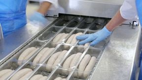 Auf zehn Tiefziehverpackungsmaschinen von Multivac verpackt Migros Ostschweiz jährlich rund 24 Millionen Packungen. (Bild: Multivac)
