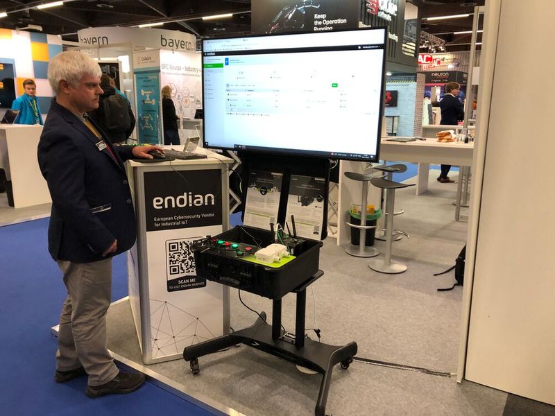 Auch bei Endian stand der Netzwerkrand im Mittelpunkt. Das Unternehmen aus Südtirol zeigte unter anderem das 4i Edge X Gateway, das ebenfalls auf Docker-Technik setzt, was die Flexibilität im Einsatz erhöhen und die benötigte Bandbreite reduzieren soll. Im Zusammenspiel mit dem passenden Switchboard können Unternehmen von sicherem Fernzugriff profitieren. Das Gerät ist unter anderem mit 2 GB RAM, einer 16-GB-Festplatte, LTE-Support und einem WiFi-Zugang ausgestattet. (Bild: Vogel Communications Group)