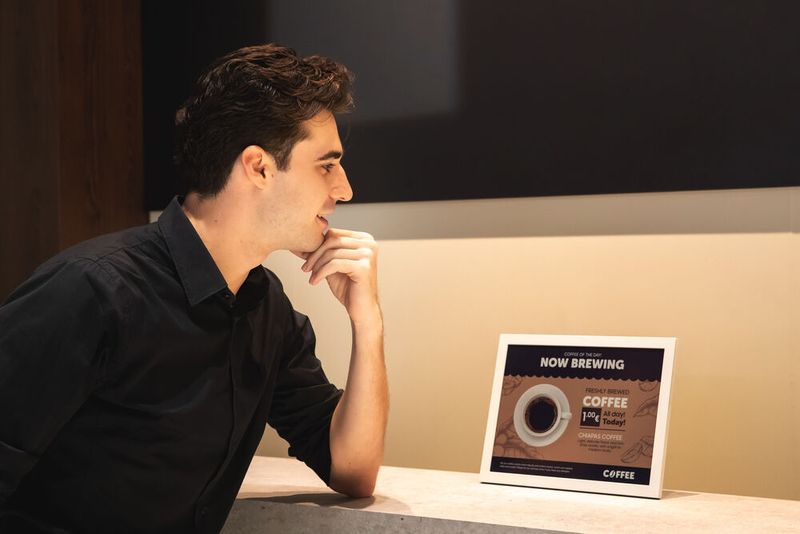 Das etwa A4 große 13-Zoll-E-Paper-Display kommt mit sehr wenig Strom aus. Zudem besteht das Gehäuse teilweise aus einem Kunststoff, der aus dem nachwachsenden Rohstoff Planktonöl hergestellt wird. (Bild: storyinpraha)