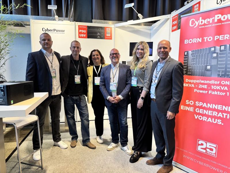 Lilli Kos (ITB) und Bianca Toffel (ALSO) mitten im CyberPower-Team mit Stefan Möller, Felix Bechmann, Fulvio Innocente, Christian Pirch (Bild: Vogel IT-Medien GmbH)