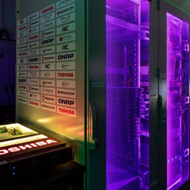 Im Düsseldorfer HDD Innovation Lab von Toshiba. Das Lab hat sich zum Testen das JBoD-System VTrak J5960 von Promise Technology vorgenommen.  (Bild: Toshiba Electronics Europe)