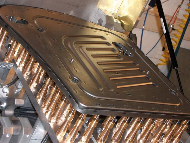 Laser-Remote-geschweißte Pkw-Hintersitzlehne in einem Bergmann-&-Steffen-Schweißwerkzeug. (Archiv: Vogel Business Media)