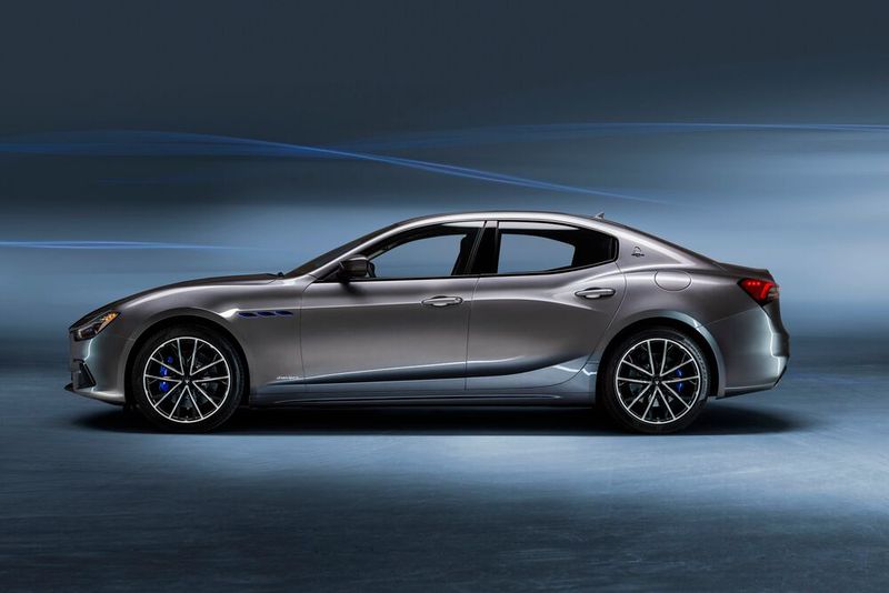 Die Hybridversion des Ghibli gibt sich unter anderem durch blau lackierte Bremssättel zu erkennen. (Bild: Maserati)