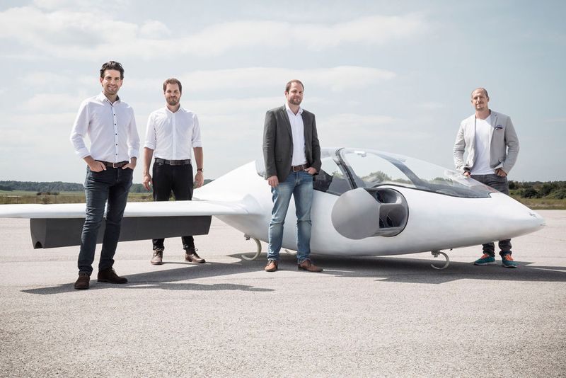 Hinter Lilium stehen vier Absolventen der TU München. Gegründet haben das Start-up im Jahr 2015 (v. li.) Daniel Wiegand, Matthias Meiner, Sebastian Born und Patrick Nathen. (Lilium)
