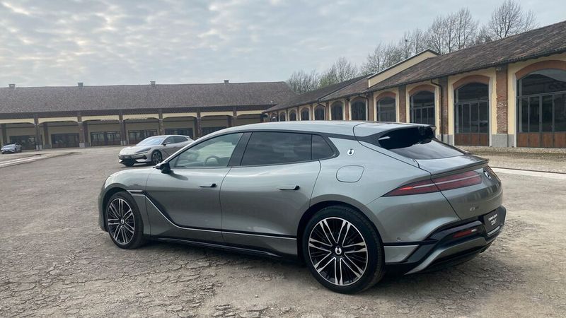 Das über fünf Meter großes Auto wendet auf nur 9,24 Meter Fahrbahnbreite. Das ist Kleinstwagen-Niveau. (Bild: sp-x)