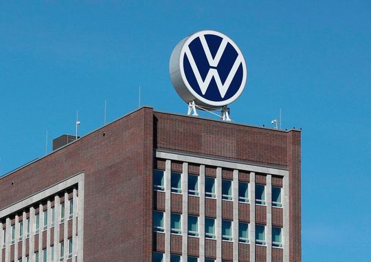 Die unter viel Aufmerksamkeit der VW-Belegschaft gestern abgehaltene Aufsichtsratssitzung ist, was Informationen zu Werksschließungen und Stellenabbau ageht, eine Enttäuschung geworden. Und Betriebsratschefin Cavallo soll toben ...(Bild:  Volkswagen)