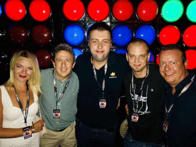 (v. l.) Alexandra Marina Dara und Nils Stallmach, Seasonic, Philip Pfab, Caseking, Felix Bechmann, Label-the-cable, und Ralf Schweitzer, GSD, haben ganz schön die Lampen an. (Bild: IT-BUSINESS)