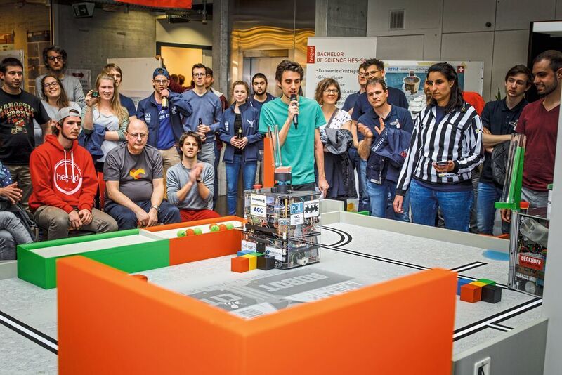 Un petit robot en plein concours entrain de rassembler des cubes de couleur grâce à ses multiples capteurs et senseurs.  (Steve Plattner)