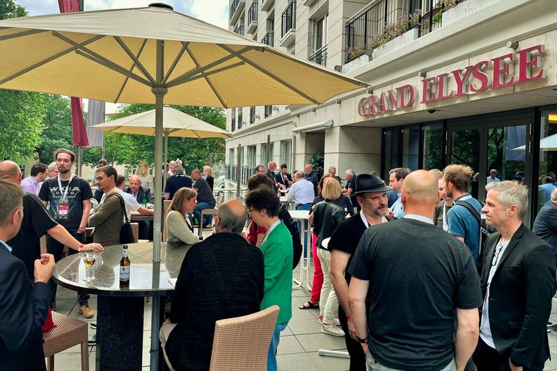 Das Get together war der perfekte Ausklang mit Drinks und Snacks auf der Terrasse des Grand Elysée Hotels. Wir laden herzlich zur nächsten ISX ein! Weitere Infos unter: www.isxconference.de (Bild: Vogel IT-Akademie)
