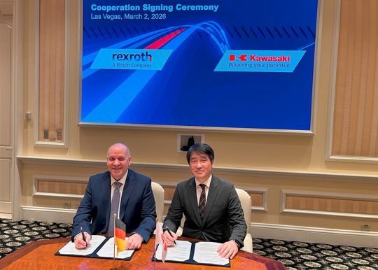 Bodo baggert bald smart! Beim Unterzeichnen der Absichtserklärung in Las Vegas: Steffen Haack, Vorstandsmitglied von Bosch Rexroth, und Yoshimoto Matsuda, Geschäftsführer von Precision Machinery & Robot Company, Kawasaki Heavy Industries. Um folgendes geht es dabei ...(Bild:  Bosch Rexroth)