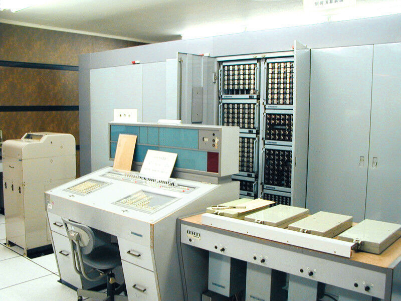 Fujitsu ist der älteste japanische Computerhersteller. Der erste Mainframe-Rechner von Fujitsu entstand bereits 1954, der FACOM 128B im Bild ist aus dem Jahr 1959. (Bild: Fujitsu)